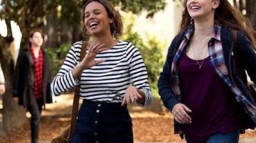 The skirt buttoned Jessica Davis (Alisha Boe) in 13 Reasons Why S01E02