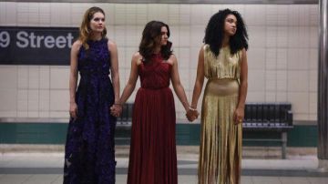 Vestido dorado de Kat (Aisha Dee) en tipo The Bold