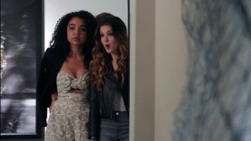 Le jumpsuit de Kat (Aisha Dee) dans El tipo audaz S01E02