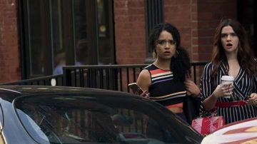 El crop top rayado de Kat (Aisha Dee) en el tipo negrita