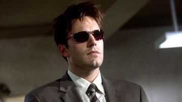 Sunglasses Ray-Ban Olympia I of Matt Murdock (Ben Affleck) in Daredevil ...