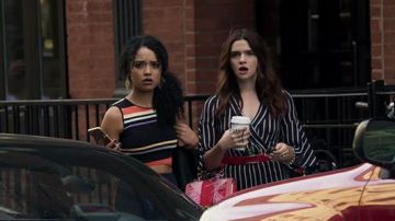 Le sac à main rose de Jane Sloan (Katie Stevens) dans The bold type S01E01