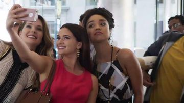 Vestido con patrón geométrico de Kat (Aisha Dee) en el tipo negrita S01E01