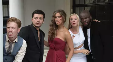 La robe blanche de Mona Walravens dans Gangsterdam