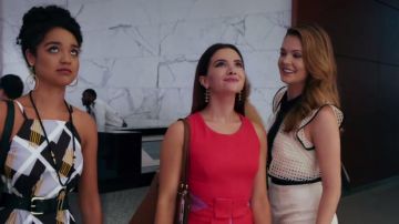 Vestido recortado de Jane Sloan (Katie Stevens) a los lados y nudo en El tipo audaz S01E01