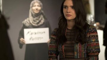 Vestido a rayas de Jane Sloan (Katie Stevens) en The Bold tipo S01E02