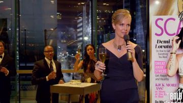 El vestido largo azul marino Chiara Boni El pequeño vestido de Jacqueline (Melora Hardin) en The Bold Type S01E01