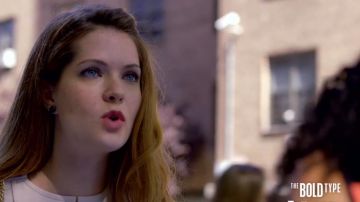 The earrings of Sutton (Meghann Fahy) in The bold type-S01E01