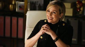 Chaqueta militar sin mangas de Jacqueline (Melora Hardin) en el tipo audaz S01E01