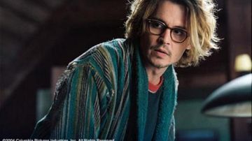 The bathrobe striped Mort Rainey (Johnny Depp) in Secret Window