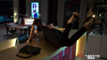 Sandalias de tacón alto de Jane Sloan (Katie Stevens) en The bold type S01E01
