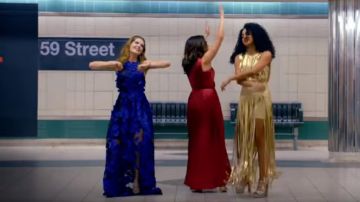 Les sandales dorées de Kat (Aisha Dee) dans The bold type S01E01