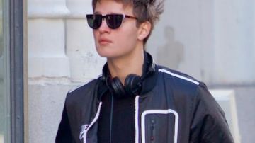 Nike Air Navy Blue Zip Jacket portée par Ansel Elgort sur le tournage du film Baby Driver