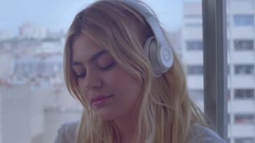 The headphones Beats Louane in the clip It was beautiful