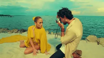 The yellow dress of Jennifer Lopez in Ni Tú Ni Yo (Feat. Gente de Zona)