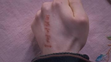 La réplique de la cicatrice "Je ne dois pas dire de mensonges" de Harry Potter (Daniel Radcliffe) dans Harry Potter et l'ordre du Phenix