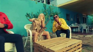 Les sandales dorées de Jennifer Lopez dans Ni Tú Ni Yo ft. Gente de Zona