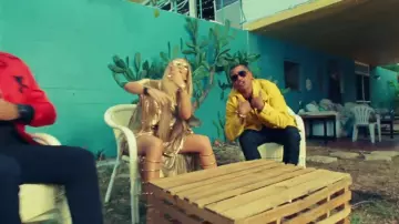 The gold sandals by Jennifer Lopez in Ni Tú Ni Yo ft. Gente de Zona