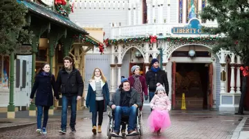 Disneyland Paris, Marne-la-Vallée dans Fais pas ci fais pas ça (Bruno Salomone)