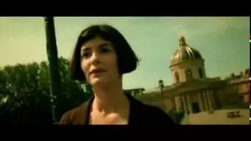 Le pont des arts à Paris dans Le fabuleux destin d'Amélie Poulain (Audrey Tautou)