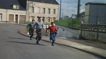 L'Avenue des Fusillés déjà Hénin-Beaumont dans le film L'enfance nue