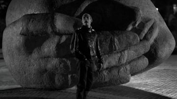 La sculpture de la Place René Cassin à Paris dans le film La Haine