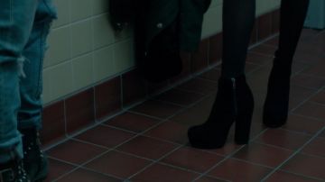 Las botas de terciopelo de Samantha Kingston (Zoey Deutch) en El último día de mi vida
