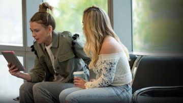 La veste kaki et pompons de Liza Miller (Sutton Foster) dans Younger S04E03