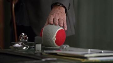 La balle de tennis surdimensionnée du Dr House (Hugh Laurie) dans Dr House S06E05