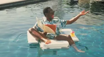 La chemise hawaïenne portée dans la piscine par Axel Foley (Eddie Murphy) dans le film Le flic de Beverly Hills II