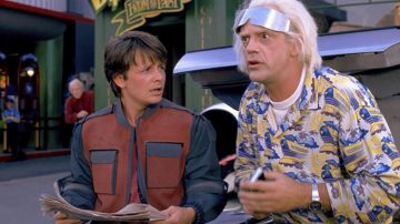 La camisa hawaiana de Doc Brown (Christopher Lloyd) en Regreso al futuro 2