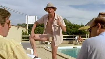Le slip beige de Régis Demanet (Benoît Poelvoorde) dans Les portes de la gloire