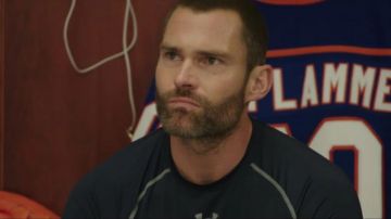 Camisa under armour usada por Doug (Seann William Scott) como se ve en Goon: Last of the Enforcers
