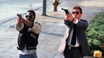 Sunglasses Ray-Ban shooter Billy Rosewood (Judge Reinhold) in The flic Beverly Hills II