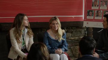 La chemise épaules dénudées de Kelsey Peters (Hilary Duff) dans Younger S04E03