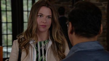 Le top imprimé feuilles de Liza Miller (Sutton Foster) dans Younger S04E03