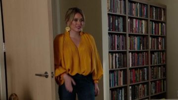 The blouse and the yellow of Kelsey Peters (Hilary Duff) in Younger S04E03