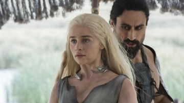 Le collier dragon de Daenerys Targaryen (Emilia Clarke) dans Juego de Tronos S06E01