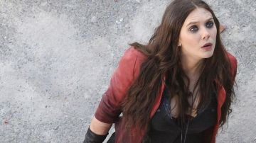 La réplique du costume de Wanda Maximoff / Scarlet Witch (Elizabeth Olsen) dans Avengers 2 : L'ère d'Ultron
