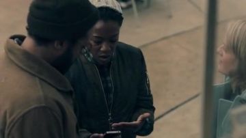 The bomber jacket of Moira (Samira Wiley) in The Handmaid''s Tale S01E04