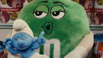 El peluche de los M&M verdes que aparece en la película Los Pitufos