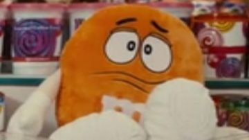 El peluche de los M&M naranjas en la película Los Pitufos