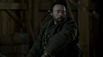 bufanda vasalida de Fet (Kevin Durand) en la cepa S04E01