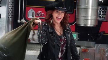 The leather jacket studded from the mother of Carla (Susan Sarandon) in A Bad Moms Christmas