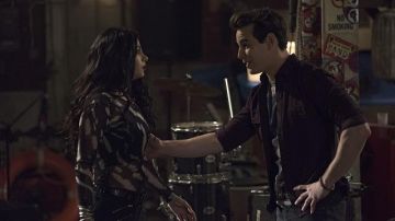 Le top Max Mara de Isabelle Lightwood (Emeraude Toubia) dans Shadowhunters S02E17
