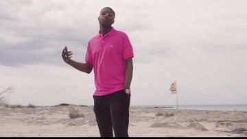 Polo rosa de Ninho en su video musical mamacita