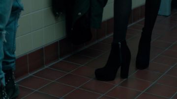 Las botas de terciopelo de Zoey Deutch (Samantha Kingston) en El último día de mi vida