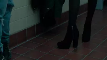 Les bottes en velours de Zoey Deutch (Samantha Kingston) dans Le dernier jour de ma vie