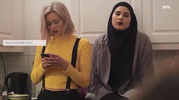 The turtleneck yellow Noora Amalie Sætre (Josefine Frida Pettersen) in Skam S02E01