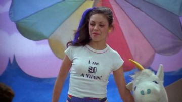 The t-shirt "I am so a virgin" Jackie Burkhart (Mila Kunis) on That 70's show-S04E12